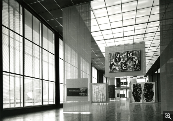Vue de l’exposition inaugurale École de Paris, art décoratif présentée au Musée-maison de la Culture du Havre (25 juin- 17 septembre 1961). . Le Havre, Archives du musée d’art moderne André Malraux