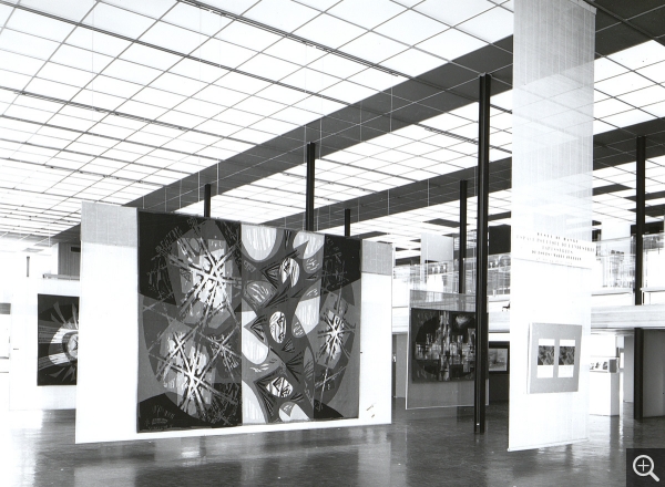 Vue de l’exposition Espace poétique de l’industrie, tapisseries de Louis-Marie Jullien, Musée-maison de la Culture du Havre (23 mai – 22 juin 1964). . Le Havre, Archives du musée d’art moderne André Malraux