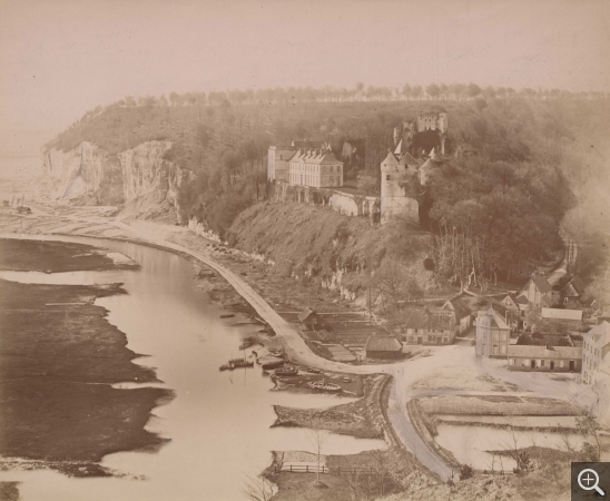 Émile LETELLIER (1833-1893), Tancarville, vue du château et du village, 1877, photographie, 39 x 47,5 cm. © Le Havre, bibliothèque municipale / Émile Letellier