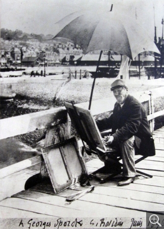 Anonyme, Eugène Boudin peignant sur la jetée de Deauville, 1896, photographie, 16,5 x 12 cm. Don de Georges Sporck au musée de Honfleur. © Honfleur, musée Eugène Boudin