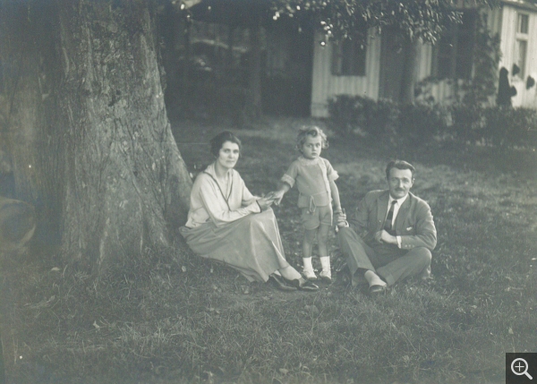 Reynold Arnould et ses parents, vers 1922-1923. Photographie. Collection Rot-Vatin