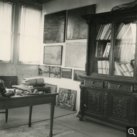 Vue du bureau du conservateur installé à l’Hôtel de Ville provisoire, vers 1953-1957. Le Havre, Archives du musée d’art moderne André Malraux