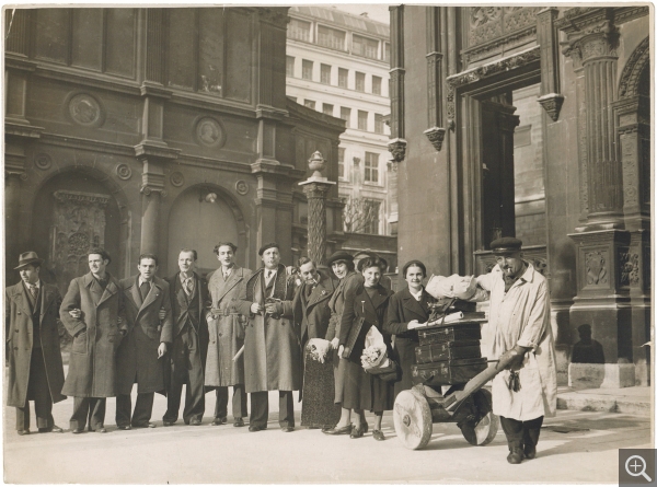 Candidats au Prix de Rome 1938 (entrée en loge le 11 avril). Reynold Arnould est le cinquième en partant de la gauche. Photographie. Collection Rot-Vatin