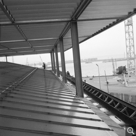 Interstitial space between the louvre and the reinforced glass roof, 1960. © Centre Pompidou, bibliothèque Kandinsky, fonds Cardot-Joly / Pierre Joly - Véra Cardot