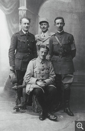 Raoul Dufy avec ses frères Gaston (à droite), Jean (assis) et son beau-frère Maurice Morin (au centre), vers 1914-1918, photographie. Coll. Fanny Guillon-Laffaille. © Archives Fanny Guillon-Laffaille