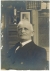 Félix Arnould, grand-père de Reynold, vers 1920, derrière lui, la photo de son petit-fils. Photographie. Collection Rot-Vatin
