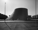 Gabriele BASILICO (1944-2013), Le Volcan depuis la place Général De Gaulle, 1984, photographie noir et blanc, 50 x 60 cm. © MuMa Le Havre / Gabriele Basilico