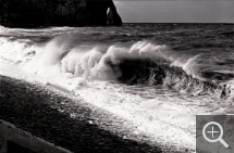 Balthasar BURKHARD (1944), The Wave, Étretat, 1995, black and white photography, 117 x 178 cm. Frac Haute-Normandie. © Balthasar Burkhard