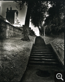 Olivier MÉRIEL (1955), Escalier noir , 2005, tirage contact viré au platine sur un papier riche en argent, 24,6 x 20 cm. © Olivier Mériel