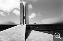 Lucien HERVÉ (1910-2007), Brasília. La Place des Trois Pouvoirs, 2009, photographie argentique, 40 x 50 cm. Collection Lucien et Judith Hervé. © Lucien Hervé