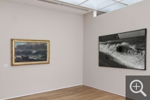 Vue partielle de l'exposition « Les Territoires du désir ». A gauche, La Vague de Gustave Courbet, à droite celle photographiée par Balthasar Burkhard. © MuMa Le Havre / Charles Maslard
