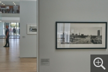 Vue partielle de l'exposition « Photographier pour reconstruire  ». © MuMa Le Havre / Laurent Lachèvre