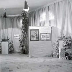 Vue de l’exposition 30 aquarelles de Bernard Lachèvre, École des Beaux-Arts, Le Havre (30 octobre – 13 novembre 1954). . Le Havre, Archives du musée d’art moderne André Malraux