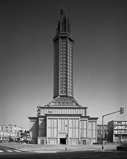 Gabriele BASILICO (1944-2013), Le Havre. L'église Saint-Joseph, 1984, photographie couleur, tirage au gelatino-bromure d’argent, 60 x 50 cm. © MuMa Le Havre / Gabriele Basilico