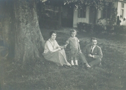 Reynold Arnould et ses parents, vers 1922-1923. Photographie. Collection Rot-Vatin
