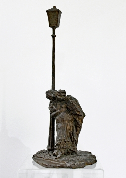 Medardo Rosso, Le Baiser sous le réverbère, 1883 (fonte de 1900). Bronze, 62,5 x 30 x 26 cm. Courtesy Galleria Russo, Rome