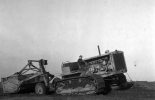 Anonyme (photographe du MRU), Buld-Hauser (sic !). [Bulldozer], 15 décembre 1945. Photothèque de la DICOM © MEDDE / MLETR