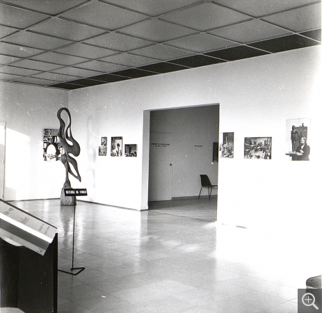 Vue de l’exposition Les maîtres de l’art contemporain, l’artiste dans son atelier, Musée-maison de la Culture du Havre (3 février – 20 février 1962). . Le Havre, Archives du musée d’art moderne André Malraux