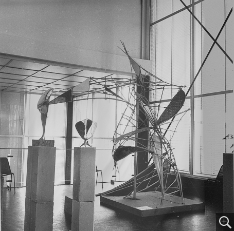 Vue de l’exposition sculpture contemporaine organisée au Musée-maison de la Culture du Havre (6 mai – 17 juin 1962). A droite, la sculpture réalisée par Reynold Arnould en 1962, Forme ailée dans l’espace.. Le Havre, Archives du musée d’art moderne André Malraux