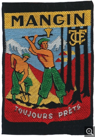 Écusson du groupement 27 « Mangin » des Chantiers de la jeunesse française (le dessin a certainement été réalisé par Reynold Arnould), 1940 Tissage mécanique, 7 x 5 cm. Collection Rot-Vatin