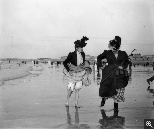 Louis CHESNEAU (1855-1923), Two ladies, Dieppe, September 9, 1900, modern print (by Yvon Le Marlec in 1996) from an 8 x 9 cm, glass negative, 30 x 40 cm. Famille Chesneau. © Rouen, Pôle Image Haute-Normandie / Louis Chesneau