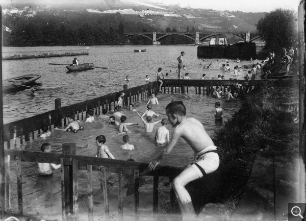 Louis CHESNEAU (1855-1923), Bains du Galet, Rouen, August 1897, modern print (by Yvon Le Marlec in 1996) from an 8 x 9 cm, glass negative, 24 x 30 cm. Famille Chesneau. © Rouen, Pôle Image Haute-Normandie / Louis Chesneau