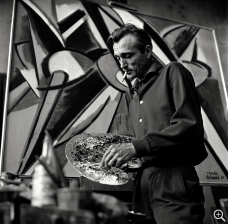 Paul ALMASY (1906-2003), Reynold Arnould dans son atelier, 1959, photographie en noir et blanc. © Paul Almasy / Akg-Images