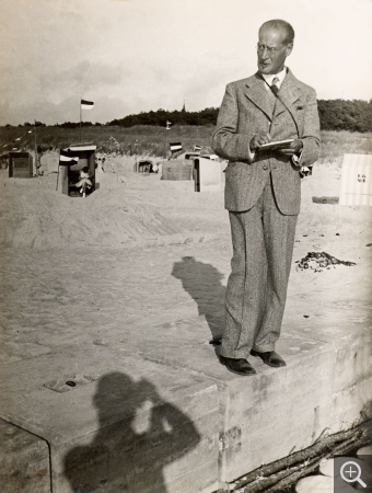 T. Lux FEININGER (1910-2011), Lyonel Feininger en train de dessiner à Deep, ca. 1932, photographie. The Lyonel Feininger Project LLC, New York – Berlin