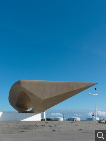 Henri Georges ADAM (1904-1967), Le Signal, 1961, béton et aluminium. © MuMa Le Havre / Florian Kleinefenn