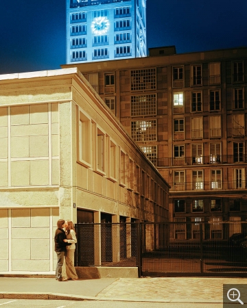 Véronique ELLENA (1966), Le Havre. Les amoureux de l'hôtel de ville, 2007, photographie couleur contrecollée sur aluminium sous plexiglas. © MuMa Le Havre / Véronique Ellena