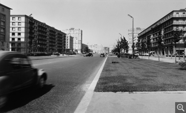 Lucien HERVÉ (1910-2007), L'avenue Foch, en direction de la Porte Océane, 1956, photographie. © MuMa Le Havre / Lucien Hervé