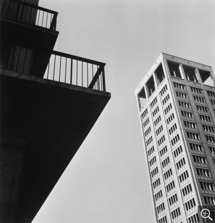 Lucien HERVÉ (1910-2007), La Tour de l'hôtel de ville depuis les ISAI, 1956, photographie argentique – tirage papier, 38 x 39 cm. © MuMa Le Havre / Lucien Hervé