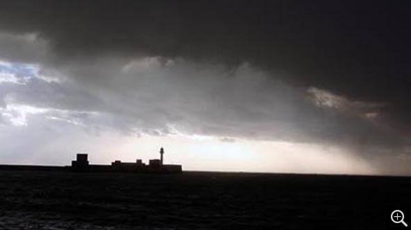 Sylvestre MEINZER, La digue nord, par jour de tempête, 2013, photogramme (vidéo). © MuMa Le Havre / Sylvestre Meinzer