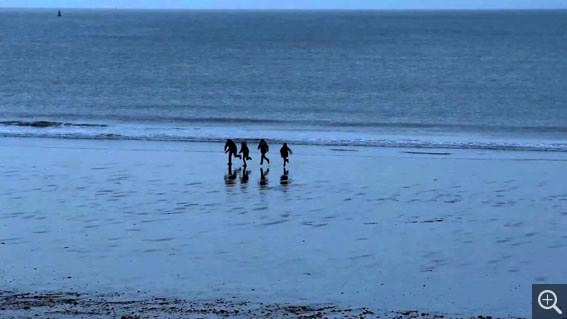 Sylvestre MEINZER, Plage bleue, 2013, photogramme (vidéo). © MuMa Le Havre / Sylvestre Meinzer