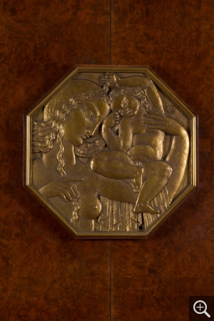 Jacques-Émile RUHLMANN (1879-1933), Meuble à fards, 1929, loupe de noyer d’Amérique et bronze, 138,5 x 97 x 41 cm. © MuMa Le Havre / Charles Maslard