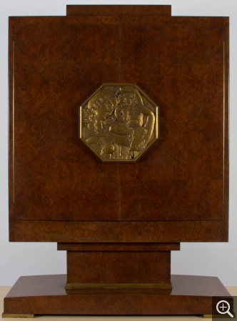 Jacques-Émile RUHLMANN (1879-1933), Meuble à fards, 1929, loupe de noyer d’Amérique et bronze, 138,5 x 97 x 41 cm. © MuMa Le Havre / Charles Maslard