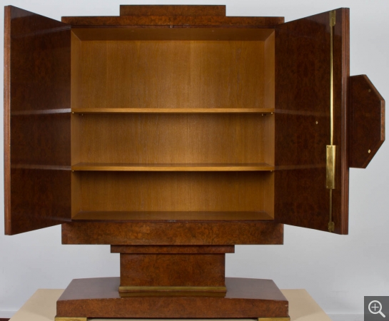 Jacques-Émile RUHLMANN (1879-1933), "Meuble à fards" cabinet, 1929, American burr walnut and bronze, 138.5 x 97 x 41 cm. © MuMa Le Havre / Charles Maslard