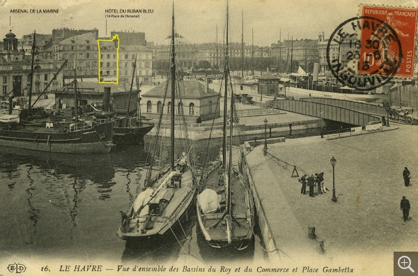 Vue d'ensemble des Bassins et de la Place Gambetta avec en arrière-plan l'hôtel du Ruban Bleu qui sert d'atelier à Albert Marquet l'été 1906, Années 1910, carte postale. archives municipales du Havre. © Archives municipales Le Havre / E.L.D., Paris