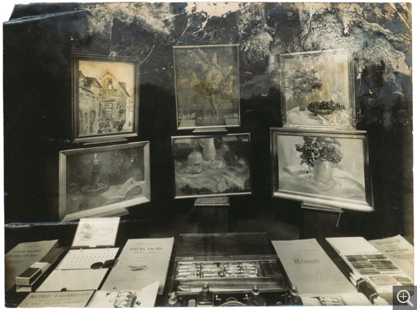 Exposition de Reynold Arnould dans la vitrine du marchand de meubles Edmond Bréviaire, 1930. Photographie. Collection Rot-Vatin