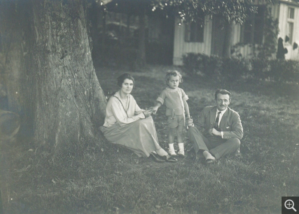 Reynold Arnould et ses parents, vers 1922-1923. Photographie. Collection Rot-Vatin