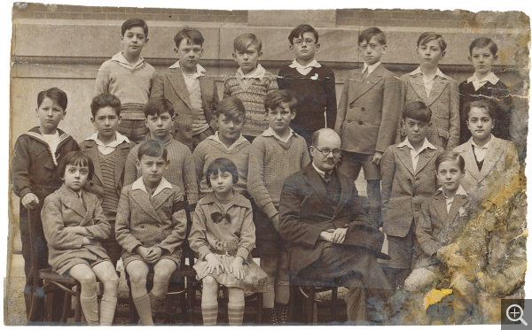 Reynold Arnould au deuxième rang à droite (debout), vers 1930. Photographie de classe. Collection Rot-Vatin