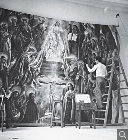 Reynold Arnould peignant La Sainte Vierge entourée des saintes de France décidant du sort de la France à la Villa Il Paradiso, en avril 1942. © Photographie Documentation française