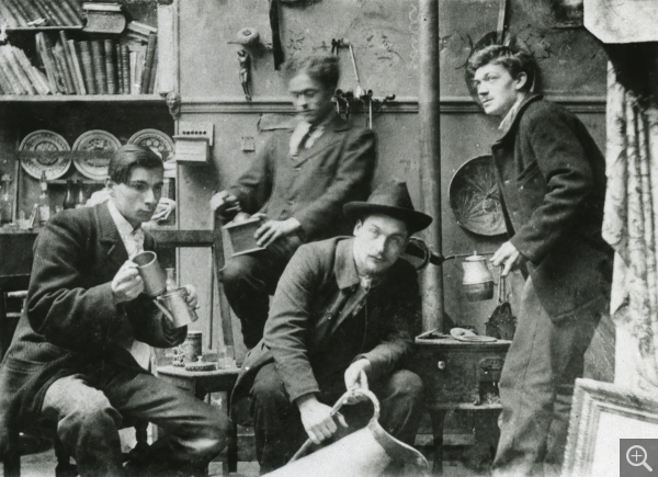 L’atelier de Montparnasse, rue Campagne-Première, Paris, 1900. Maurice Lesieutre (à gauche) ; Raoul Dufy (au centre, au second plan) ; Émile Othon-Friesz (debout à droite)., photography. 