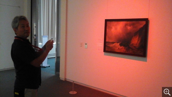 04/09/2014 : Réglage des lumières sur le tableau de Petit, Vue du phare de Honfleur par gros temps. Valenciennes, musée des beaux-arts. © MuMa Le Havre