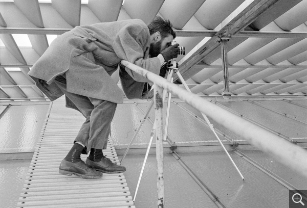 Le photographe Pierre Joly, sur le toit du Musée-Maison de la culture, 1961. © Centre Pompidou, bibliothèque Kandinsky, fonds Cardot-Joly / Pierre Joly - Véra Cardot