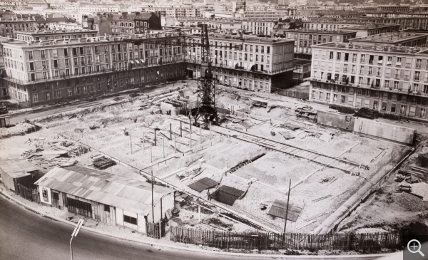 Début du chantier du Musée-Maison de la culture du Havre. Chemin de grue, construction du rez-de-chaussée, 1959. © Le Havre, archives municipales