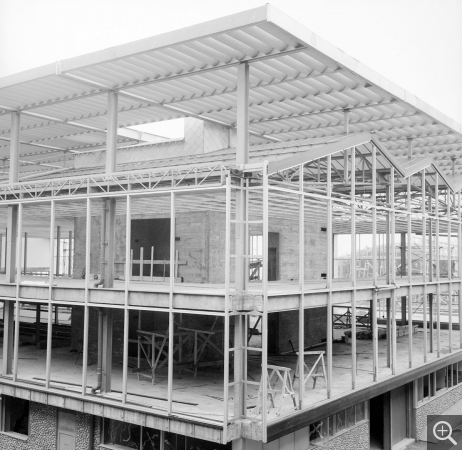 Chantier du Musée-Maison de la culture. Construction du paralume et de l’ossature métallique des façades nord et est, 1960. © Centre Pompidou, bibliothèque Kandinsky, fonds Cardot-Joly / Pierre Joly - Véra Cardot