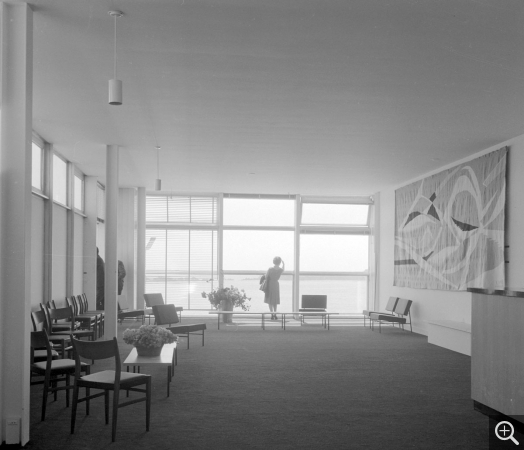 Le bar-club du Musée-Maison de la culture du Havre avec la tapisserie La Vague de Reynold Arnould. © Centre Pompidou, bibliothèque Kandinsky, fonds Cardot-Joly / Pierre Joly - Véra Cardot