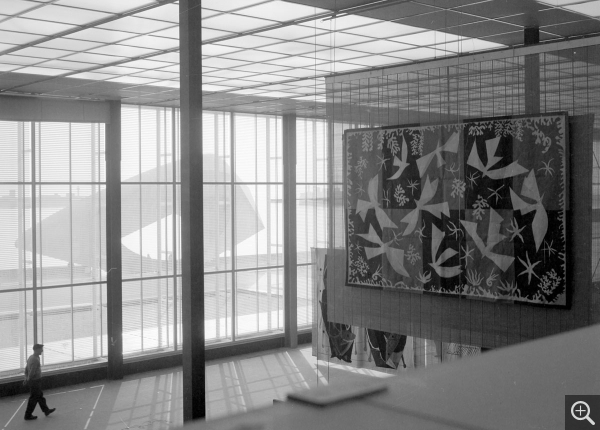 Inaugural exhibition "École de Paris. Art décoratif". Atrium, 1961. © Centre Pompidou, bibliothèque Kandinsky, fonds Cardot-Joly / Pierre Joly - Véra Cardot