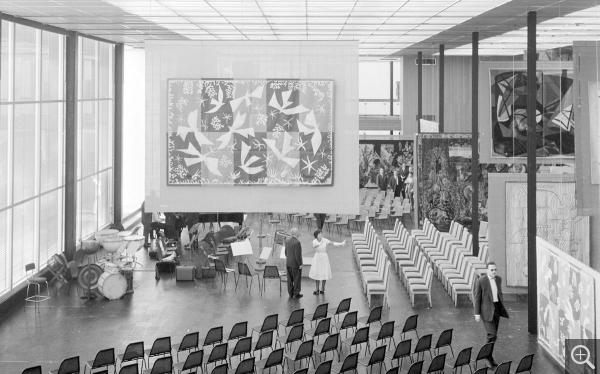 The atrium as concert hall, June 24, 1961. © Centre Pompidou, bibliothèque Kandinsky, fonds Cardot-Joly / Pierre Joly - Véra Cardot